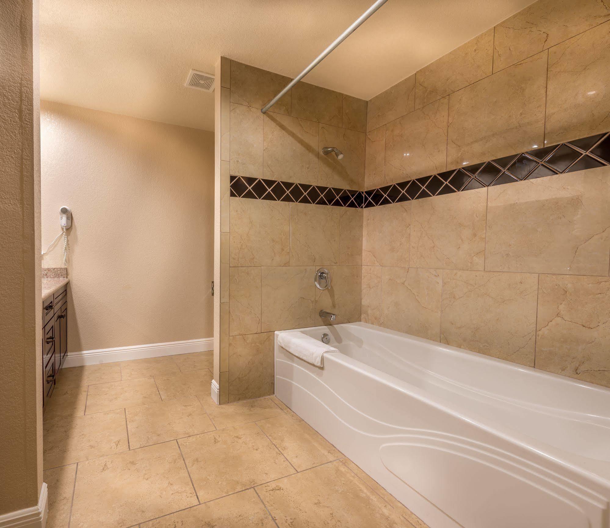Edge Water Inn Reedley Экстерьер фото