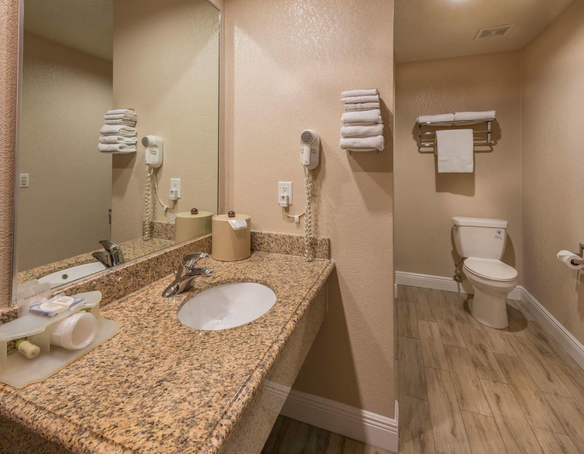 Edge Water Inn Reedley Экстерьер фото