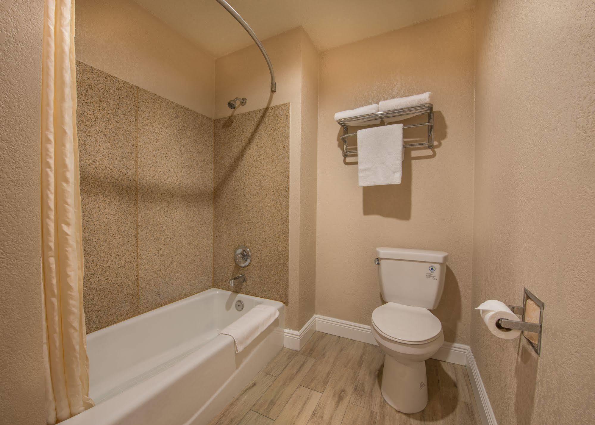 Edge Water Inn Reedley Экстерьер фото