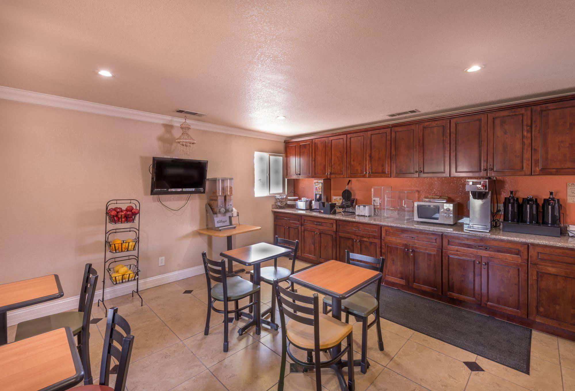 Edge Water Inn Reedley Экстерьер фото