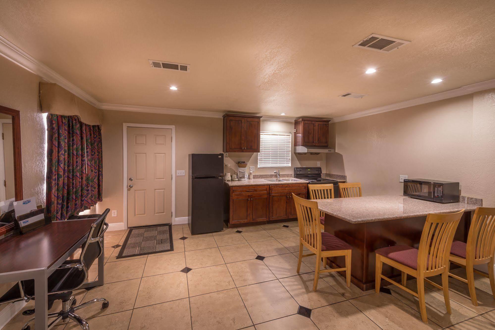 Edge Water Inn Reedley Экстерьер фото
