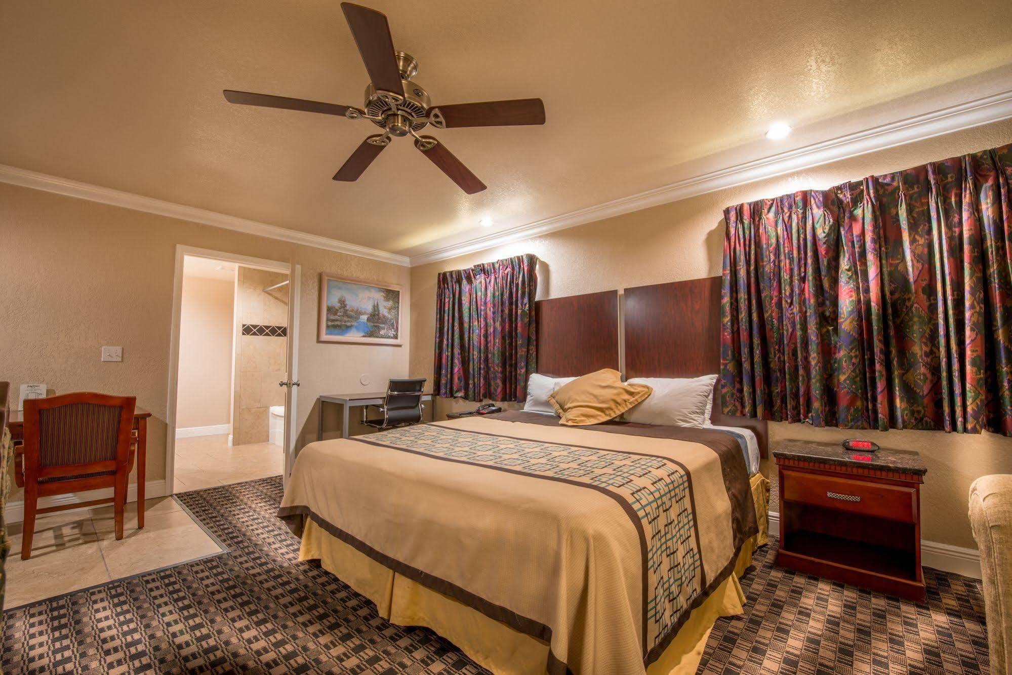 Edge Water Inn Reedley Экстерьер фото