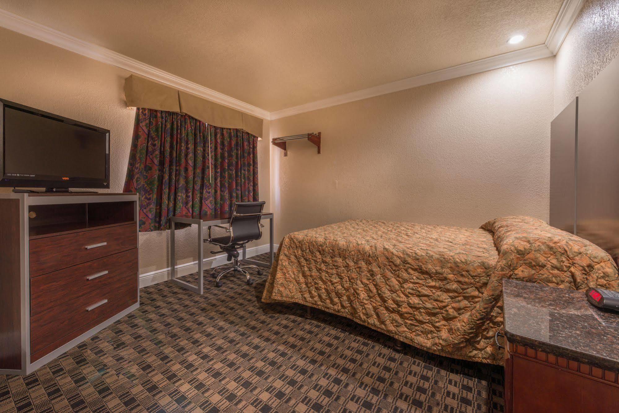 Edge Water Inn Reedley Экстерьер фото