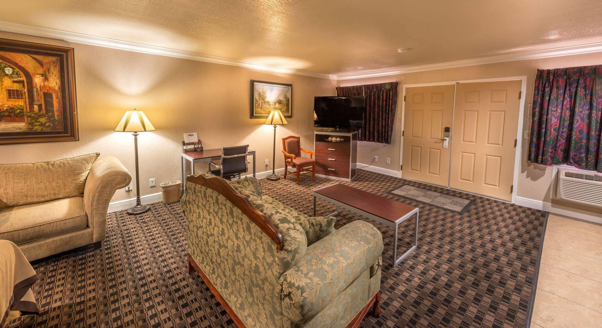 Edge Water Inn Reedley Экстерьер фото